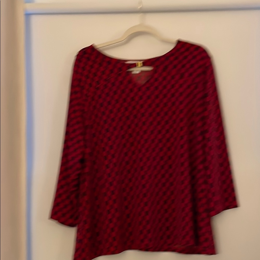 Liz Claiborne Women's Red and Black Top Heart keyhole opening